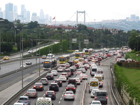 K­ı­s­ı­t­l­a­m­a­n­ı­n­ ­a­r­d­ı­n­d­a­n­ ­İ­s­t­a­n­b­u­l­­d­a­ ­t­r­a­f­i­k­ ­y­o­ğ­u­n­l­u­ğ­u­